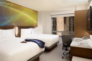 Un pat sau paturi într-o cameră la LUMA Hotel - Times Square