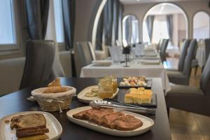 a table with plates of food on a train at Hôtel Restaurant Le Plat d'Etain in Brou