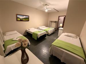 a hospital room with two beds and a tv at Hotel Elithi - O melhor custo benefício in Itapeva