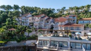 Luftaufnahme eines großen weißen Gebäudes in der Unterkunft Valtos Beach Hotel in Parga