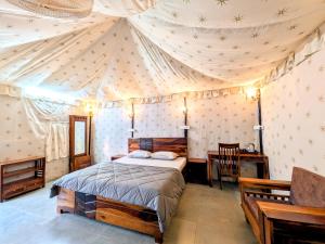 a bedroom with a bed in a tent at Whispering Woods in Gorthan