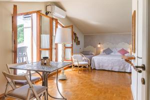 a bedroom with a bed and a table and chairs at Casa Aloe B&B in Monte San Savino