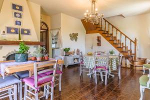 a dining room with a table and chairs at Casa Aloe B&B in Monte San Savino
