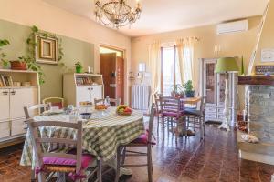 a kitchen and dining room with a table and chairs at Casa Aloe B&B in Monte San Savino +43 photos