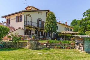 a house with a garden in front of it at Casa Aloe B&B in Monte San Savino