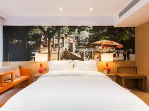 מיטה או מיטות בחדר ב-Caravel Hotel