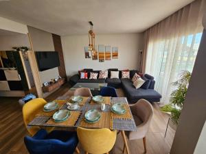 ein Wohnzimmer mit einem Tisch und einem Sofa in der Unterkunft Bleu Beach uniquement pour famille in Sidi Rahal
