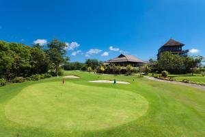 a golfer on the eighteenth green at a golf course at Sunset Villa in Jimbaran