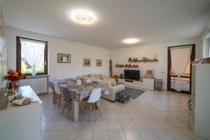 a living room with a table and a couch at Interno 8 - Franciacorta x 7 in Passirano
