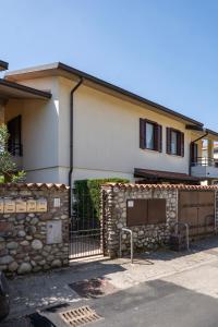 a house with a gate and a stone wall at Interno 8 - Franciacorta x 7 in Passirano