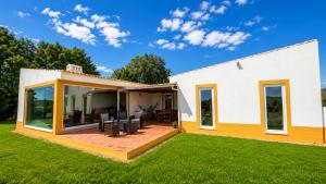 a home with a patio and grass yard at Pouso Du'Vagar in Cuba
