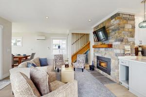 a living room with a couch and a fireplace at Breezy Point Retreat in Saratoga Shores