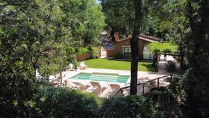 a swimming pool in the yard of a house at Landscape Villas - El Escondite De Pedro Malillo in Candeleda