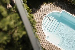 an overhead view of a swimming pool on a house at Alpinhotel Vajolet - Adults only in Tires