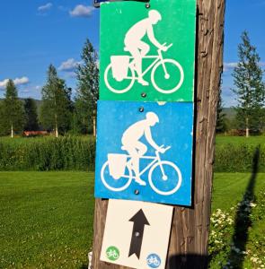 a sign on a wooden pole with a bike at Kjølen Hotel Trysil in Trysil +39 photos
