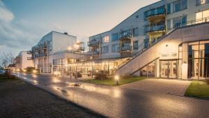 an empty street in front of a building at night at Lindesnes Havhotel in Spangereid