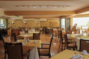 a dining room filled with tables and chairs at Hotel Leonardo da Vinci in Santiago