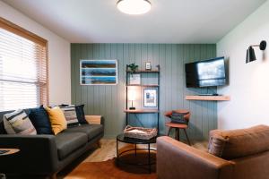 a living room with a couch and a tv at Pinedale Cozy Cabins in Pinedale