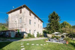 an old house with a yard in front of it at Villa Mon Paradis in Lucca