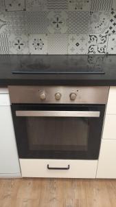 a black and white oven in a kitchen at Maison Conviviale amiens in Amiens +9 photos