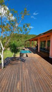 a wooden deck of a house with a bench on it at Casa Mirante 360 in Cavalcante
