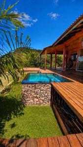 a swimming pool on top of a house at Casa Mirante 360 in Cavalcante