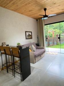 a living room with a couch and a table at Raízes da Serra , Refúgio Beira-Rio no Baixo Sana in Córrego da Luz