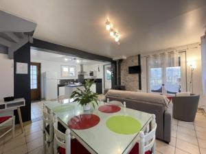 a kitchen and living room with a table and chairs at Ur ondoa in Lasse