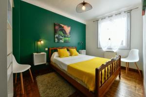 a bedroom with a bed with a green wall at Ur ondoa in Lasse