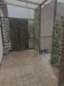 a room with a green wall and a patio at Apartment Wesel in Wesel