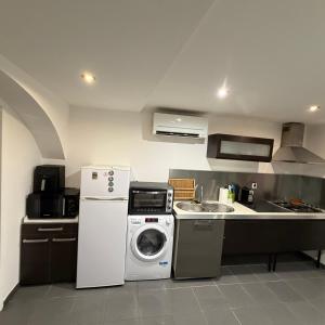 a kitchen with a washing machine and a sink at Appartement centre ville in Ajaccio