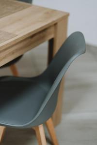 a black chair sitting next to a wooden desk at Aura Residence in San Biagio