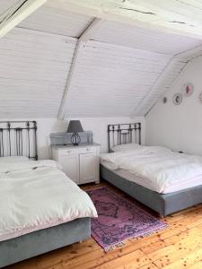 two beds sitting next to each other in a room at Górna79 in Jugowice