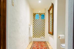 ein Badezimmer mit Toilette und Dusche mit Fenster in der Unterkunft BellView Hotel Boutique in Puerto Vallarta + 53 Fotos
