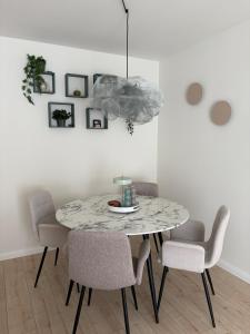 a dining room with a table and chairs at Boutique Apartment mit Balkon, Küche, Zentral, HDZ, BALI THERME, GOP in Bad Oeynhausen