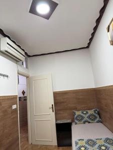 a bedroom with a bed and a white door at Apartamento con wifi in Nador