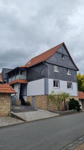 a house with a black and white at Ferienwohnung Hebestreit in Kirchworbis