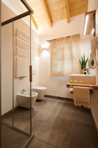 a bathroom with a toilet and a sink at BROCHETA GUEST HOUSE in Belluno