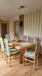 a dining room table with chairs and a tableasteryasteryasteryasteryasteryasteryastery at Ferienwohnung Hebestreit in Kirchworbis +16 photos