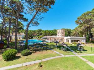an aerial view of a resort with a swimming pool at Del Pinar Apart in Costa del Este