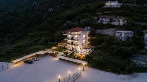 Luftaufnahme eines großen Gebäudes mit Lichtern in der Unterkunft Deve Mar Hotel in Borsh