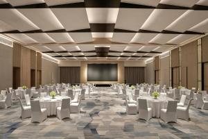 a conference room with white tables and chairs and a screen at Sheraton Vinh in Yên Thinh (1) +96 photos