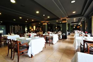 a restaurant with tables and chairs with white table cloth at Hotel & SPA Niunit in Ordino