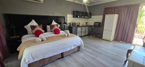 a bedroom with a large bed with red and white pillows at GerSan Oasis in Nigel +34 photos