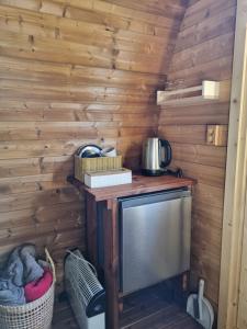 a small room with a television in a log cabin at Kivipalu kämping in Allika
