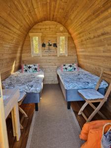 a room with two beds in a log cabin at Kivipalu kämping in Allika