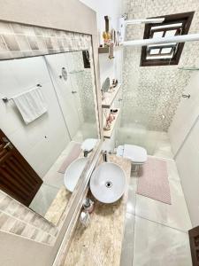 a bathroom with a toilet and a shower and a sink at Quarto 4V Joinville Costa e Silva perto Centro in Joinville +22 photos