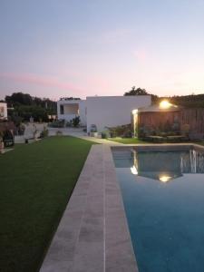 a backyard with a swimming pool and a house at Finca Laxuan in Cádiz