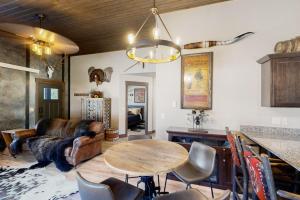 a living room with a table and a couch at Rost Place Round-Up in Sturgis