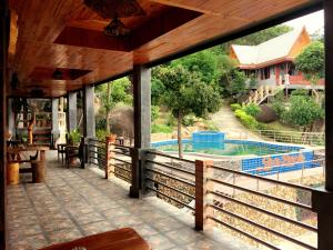 Bazén v ubytování Sea Rock Resort nebo v jeho okolí